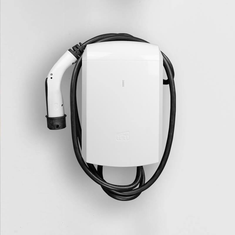 An die Wand montierte Ladestation für ein Elektrofahrzeuge mit Elektrofahrzeuge Kabel.
